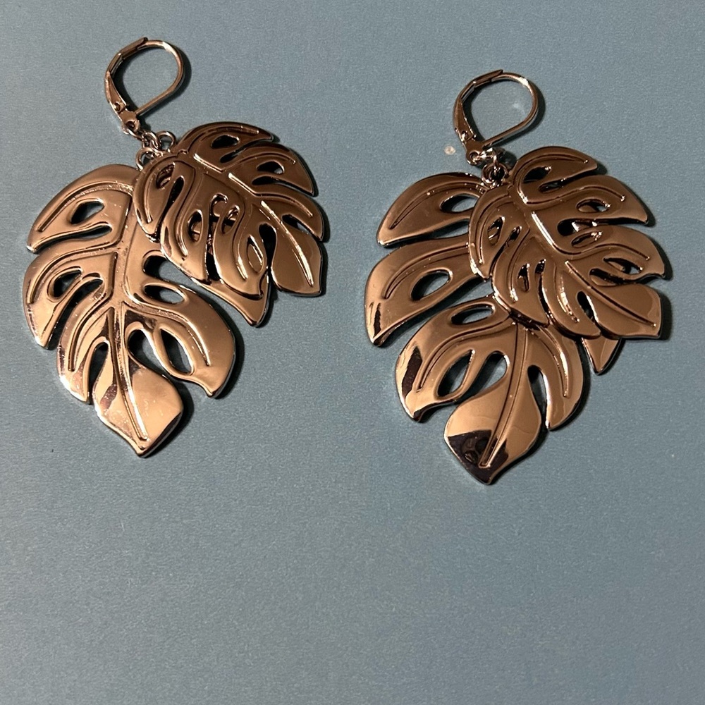 Tommy Bahama earrings